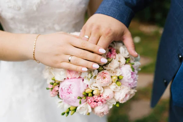 Handen Van Bruid Bruidegom Met Trouwringen Liggen Het Boeket Bloemen — Stockfoto