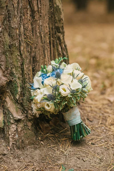 Düğün buketi beyaz ve mavi Güller ve coşkuyla