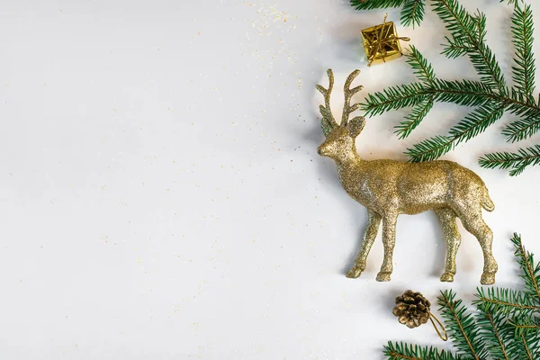 Різдвяна Композиція Ялинкові Іграшки Декоративні Олені Ялинкові Гілки Білому Тлі — стокове фото