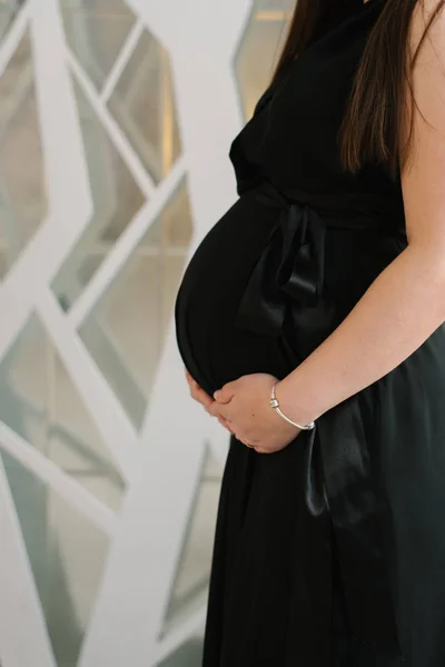 Gravid Kvinna Svart Klänning Håller Händerna Magen Lycklig Graviditet Den — Stockfoto