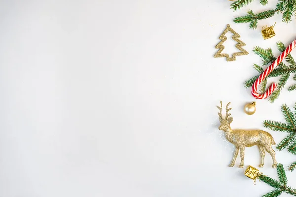 새해와 크리스마스 크리스마스 장난감 전나무 배경의 사슴의 여러분 복사하고 위에서 — 스톡 사진