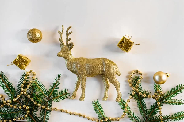 Nieuwjaars Kerstkaart Met Kopieerruimte Fir Takken Gouden Kerstboom Decoraties Rendieren — Stockfoto