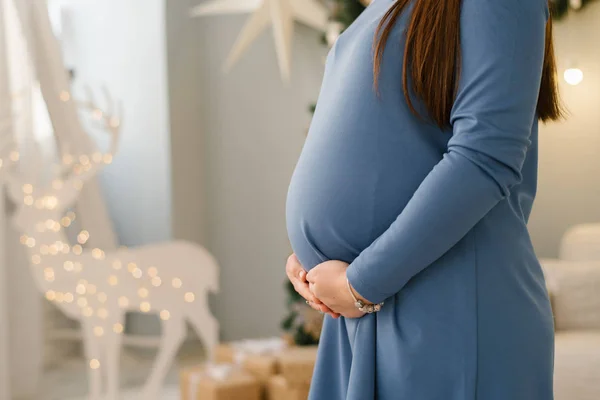 Belly Gravid Kvinna Stickad Blå Klänning Som Håller Händerna Nedre — Stockfoto
