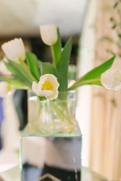 결혼식에 유리병에 꽃다발을 넣는다 선택적 — 스톡 사진