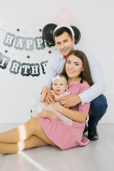 Mom Dad One Year Old Girl Photo Zone First Birthday — Stock Photo, Image