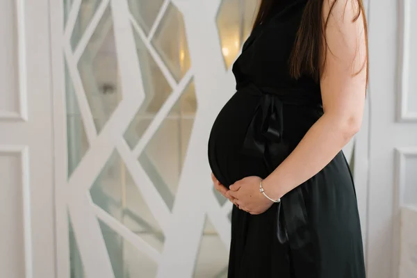 Gravid Kvinna Svart Klänning Håller Händerna Magen Kopiera Utrymme — Stockfoto