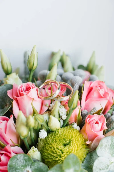 Bröllop Ringar Vitt Och Gult Guld Bröllop Blommor Rosa Rosor — Stockfoto