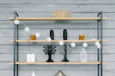 Evdeki oturma odasında dekoratif unsurlar olan raflar. İç mekanda İskandinav minimalist tarzı
