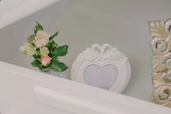 Small Bouquet Flowers White Ceramic Photo Frame Wedding Date Decor — Stock Photo, Image