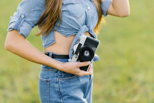Retro Camera Hands Girl Denim Clothes Traveler Travel Blogger Camera — Stock Photo, Image