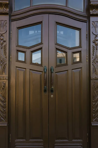 Piękne Ciemnobrązowe Drewniane Drzwi Rzeźbą — Zdjęcie stockowe