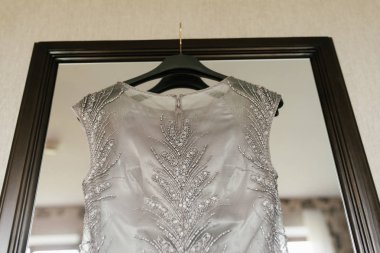 Gece elbisesinin bir parçası, askıda boncukla geri döndü.