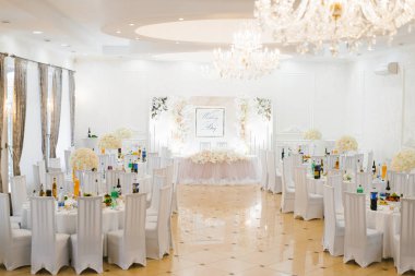 Düğün salonu dekoru açık beyaz ve pembe.