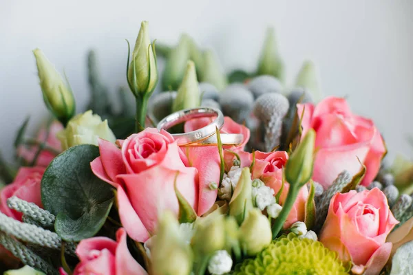 Schöne Eheringe Liegen Auf Blumen Großaufnahme Details Zur Hochzeit — Stockfoto