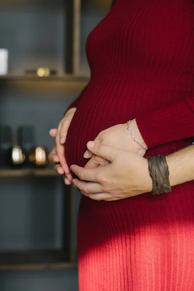 Hände Einer Schwangeren Frau Und Ihr Mann Auf Seinem Bauch — Stockfoto