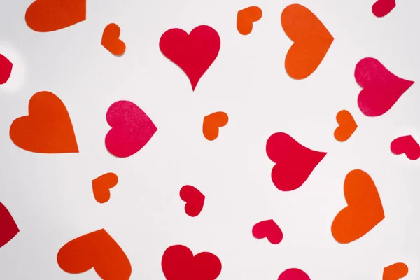 白い背景に赤とピンクの紙の心 心の背景 パターン バレンタインデーのホリデーカード 愛の日 — ストック写真
