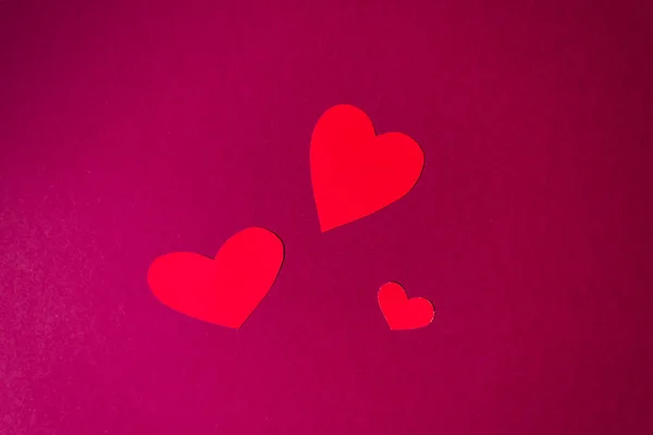 Τρεις Καρδιές Διαφορετικών Μεγεθών Ένα Φωτεινό Ροζ Φόντο Χώρο Αντιγραφής — Φωτογραφία Αρχείου