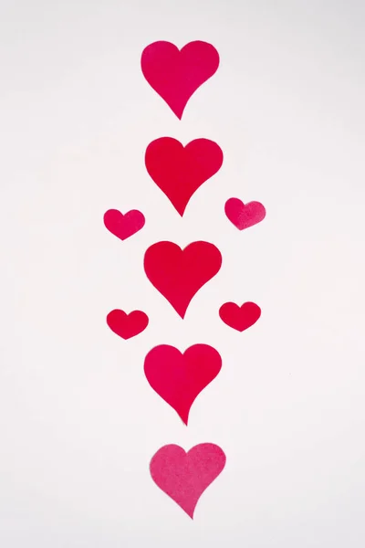 Κόκκινο Και Ροζ Χάρτινες Καρδιές Διαφόρων Μεγεθών Λευκό Φόντο Κάρτα — Φωτογραφία Αρχείου