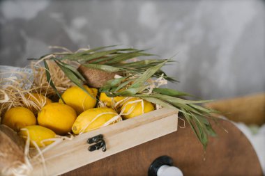 Taze limonlar tahta bir kutuda.