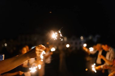 Geceleri havai fişekler ellerde Yaklaş