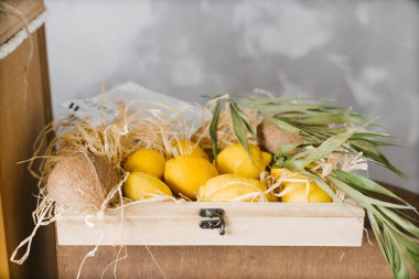 Tahta bir kutuda egzotik meyve limonları. Boşluğu kopyala