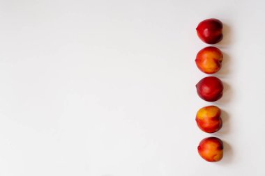 Beyaz arkaplanda kopyalama alanı olan taze organik nektarin sınırı