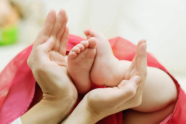 Nogi Dziecka Rękach Mamy Bliska Macierzyństwo Opieka Nad Dzieckiem — Zdjęcie stockowe