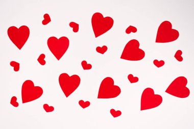 Beyaz arka planda farklı boyutlarda kırmızı kalplerin olduğu bir arka plan. Sevgililer günü için fotokopi alanı olan doğum günü kartı