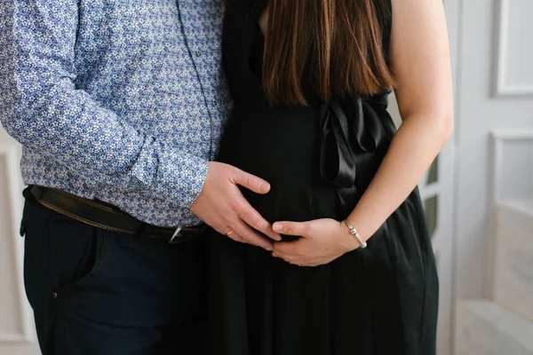 Ehemann Hält Seine Hand Auf Dem Bauch Einer Schwangeren Frau — Stockfoto