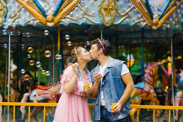 Casal Apaixonado Beijando Bolhas Sabão Parques Diversões Dia Dos Namorados — Fotografia de Stock