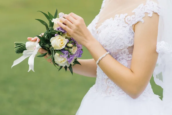 花嫁の手に美しい白いライラック結婚式の花束 — ストック写真