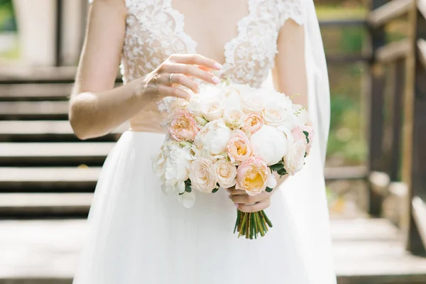 Buquê Casamento Bonito Delicado Noiva Nas Mãos Futura Esposa — Fotografia de Stock