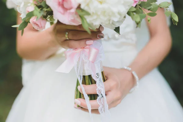 Невеста Держит Свадебный Букет Большой Взгляд Руки Обручальным Кольцом — стоковое фото