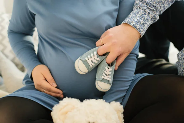 Ein Werdender Vater Hält Blaue Turnschuhe Eines Ungeborenen Babys Auf — Stockfoto