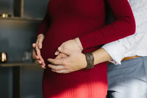 Verwachte Ouders Man Vrouw Houden Hun Handen Zwangere Buik Afwachting — Stockfoto