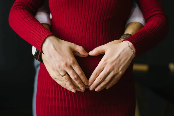 Förväntade Föräldrar Man Och Hustru Hålla Sina Händer Gravid Mage — Stockfoto