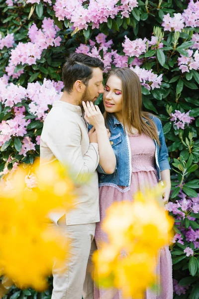 一对恋人在开着花的杜鹃花园里接吻 恋爱中的温情和爱情 情人节 — 图库照片
