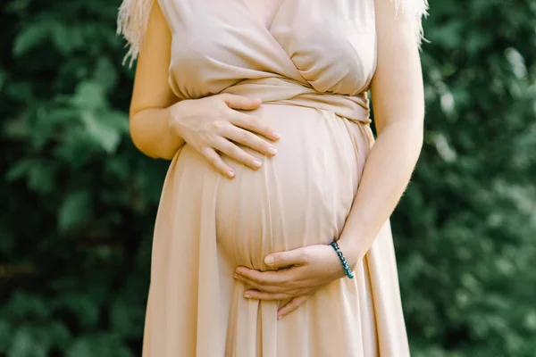 Werdende Mutter Beige Wunderschönem Kleid Mit Federn Hält Ihre Hände — Stockfoto