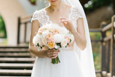 Gelinin ellerinde narin bir buket gelin