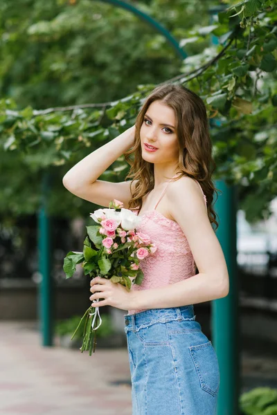 Portrait Une Belle Jeune Femme Avec Bouquet Roses Lors Une — Photo