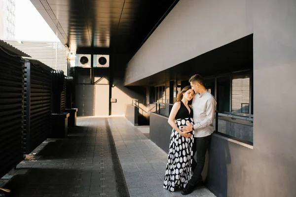 Ouders Wandelen Door Stad Knuffelen Genieten Van Verwachting Van Baby — Stockfoto