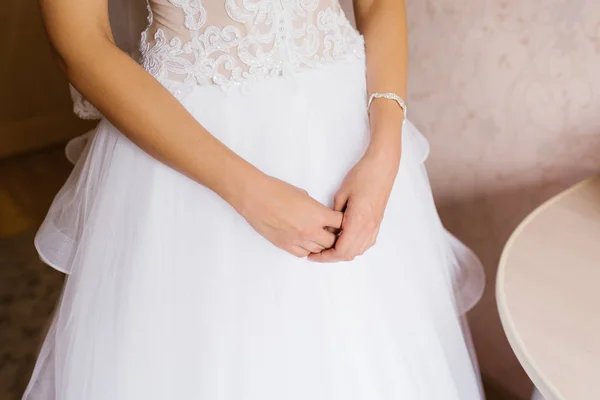 Mãos Noiva Fundo Seu Vestido Noiva Branco — Fotografia de Stock