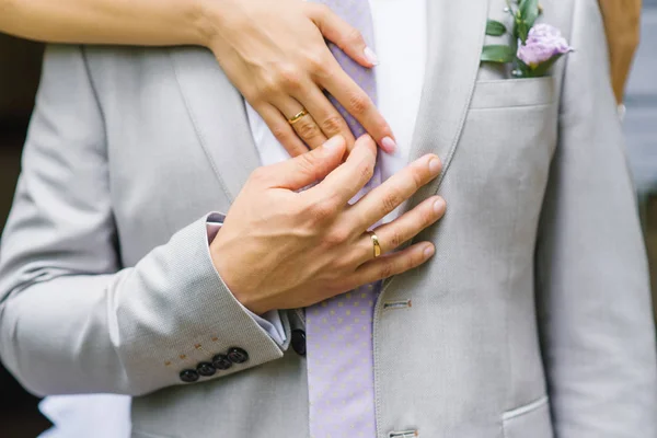 Händerna Med Vigselringar Brud Och Brudgum Närbild Man Håller Brudens — Stockfoto