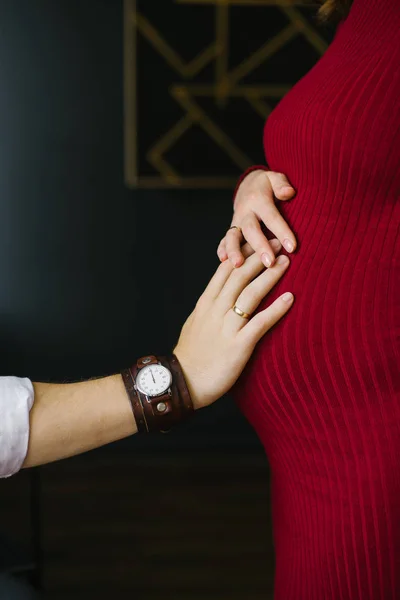 Der Zukünftige Vater Legte Seine Hand Auf Den Bauch Seiner — Stockfoto