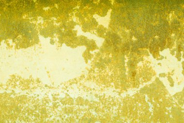 Sarı-yeşil arkaplan dokusu duvarda alçı, biraz soyulmuş ve çatlamış.