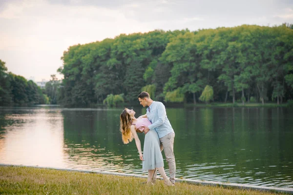 Casal Apaixonado Cara Uma Menina Abraçam Lindamente Margem Lago Cartão — Fotografia de Stock