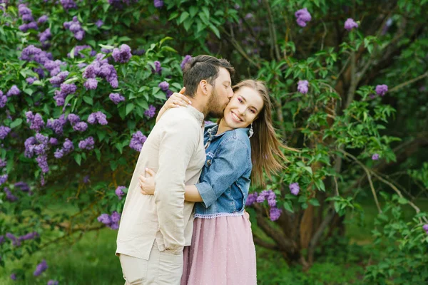 Gelukkige Paar Verliefd Bloeiende Lila Tuinen Het Voorjaar Man Kust — Stockfoto