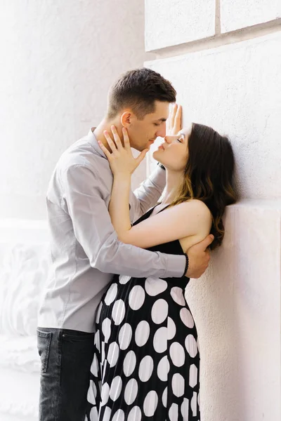 Szenvedélyes Szerelmespár Egy Fiatal Család Várja Baba Csókját Valentin Nap — Stock Fotó
