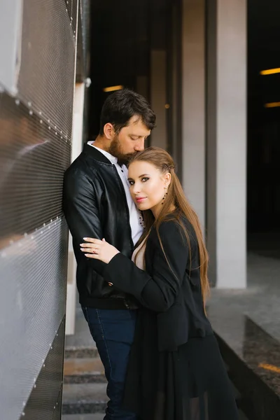 Ein Verliebtes Paar Dunkler Kleidung Umarmt Einander Ein Mann Küsst — Stockfoto