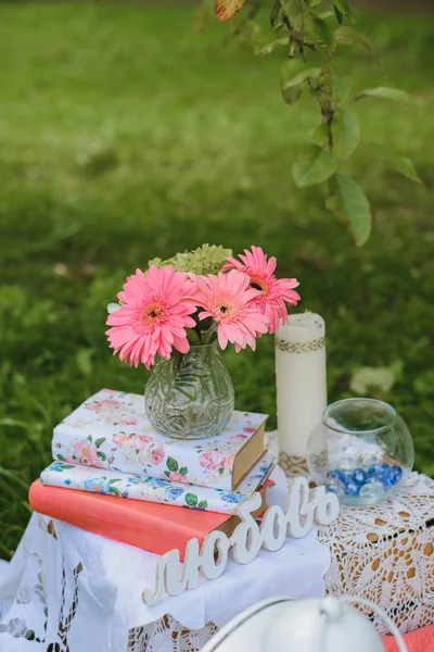 Rosa Blumen Gerbera Und Grüne Hortensien Einer Glasvase Eine Kerze — Stockfoto